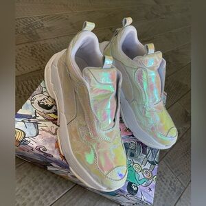 Out of this world in these Jeffrey Campbell sneakers 👟